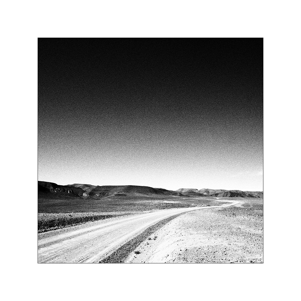 Deserted dirt track under the winter sun in the Saghro massif, Ouarzazate region, Morocco, January 2019. Piste deserte sous le soleil d’hiver dans le massif du Saghro, region de Ouarzazate, Maroc, Janvier 2019.