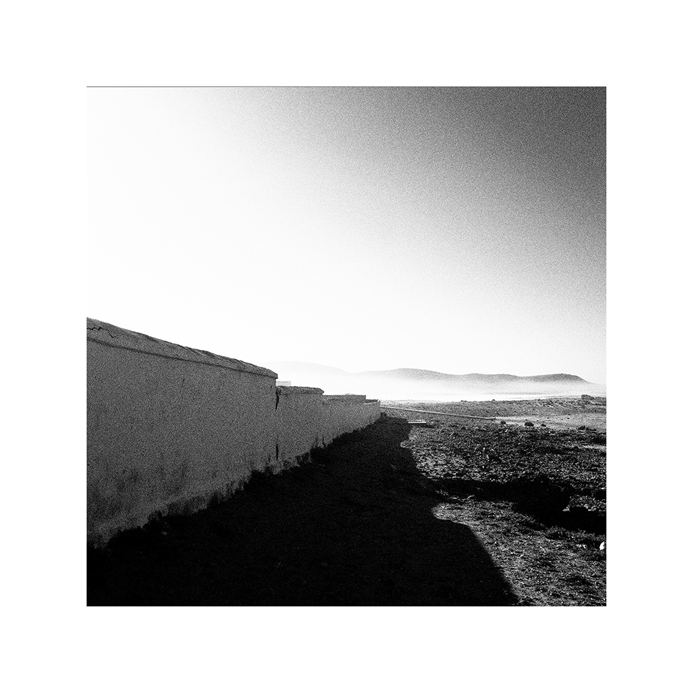An empty wall faces the horizon on the Atlantic Ocean shore. Moulay Bouzerktoun, Essaouira region, Morocco. Un mur vide fait face a l’horizon sur la cote de l'ocean Atlantique. Moulay Bouzerktoun, region d'Essaouira, Maroc.