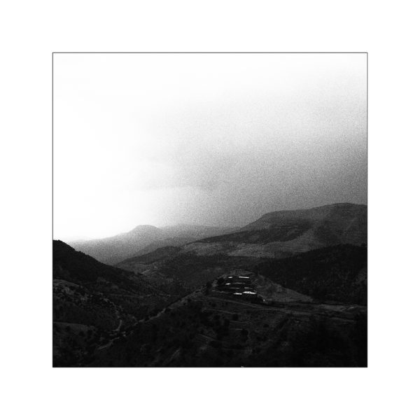 A village lost in the clouds among the summits of the High Atlas mountains. Marrakech region, Morocco. Un village perdu dans les nuages parmi les sommets du Haut Atlas. Region de Marrakech, Maroc.